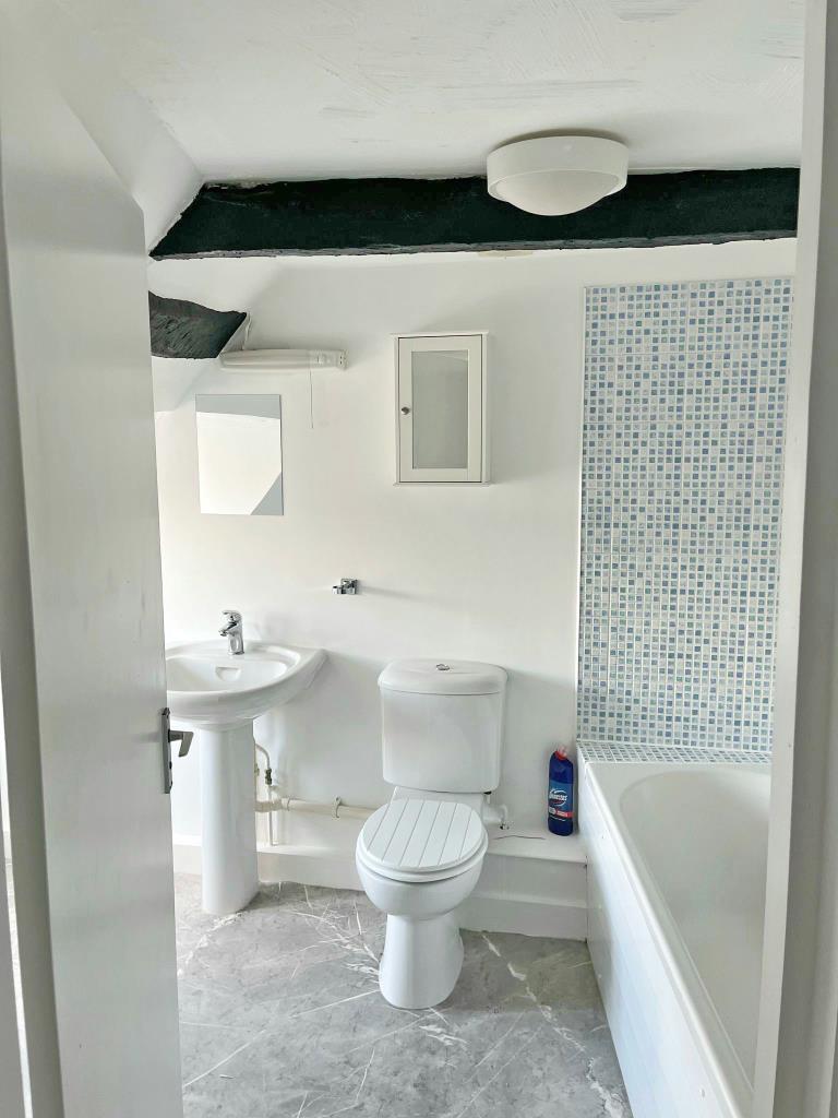 Lot: 56 - THREE FLATS IN TOWN CENTRE - Flat 3 Bathroom